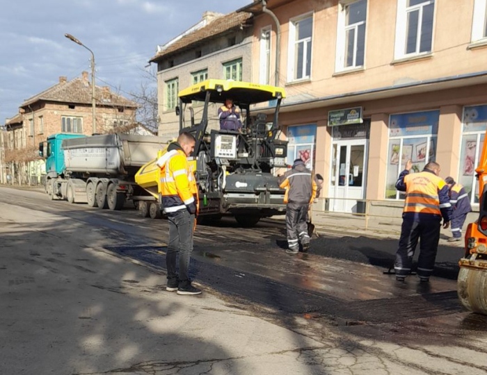 В община Павликени започна изграждането на изкуствени неравности и повдигнати пешеходни пътеки