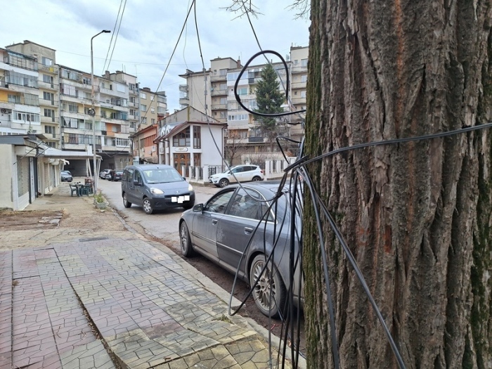 Няма кой да разчисти висящите отвсякъде кабели по улиците в Горна Оряховица