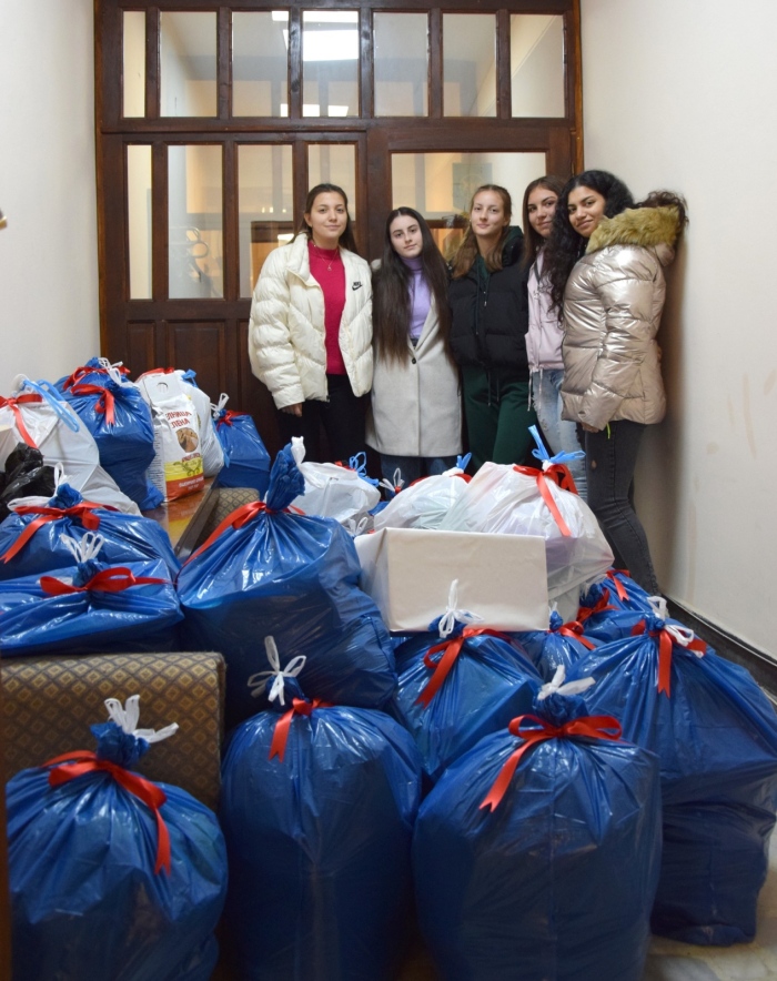 Членовете на Българския младежки червен кръст в Елена продължават да даряват усмивки на нуждаещите се