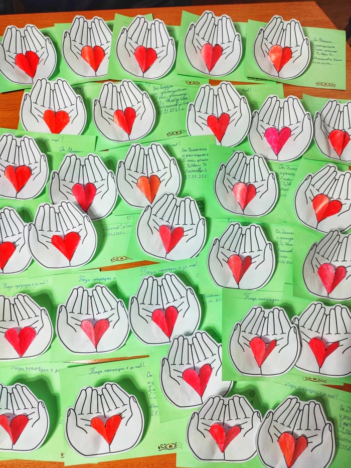 За Деня на прегръдката ученици изненадаха общинската администрация в Елена с картички