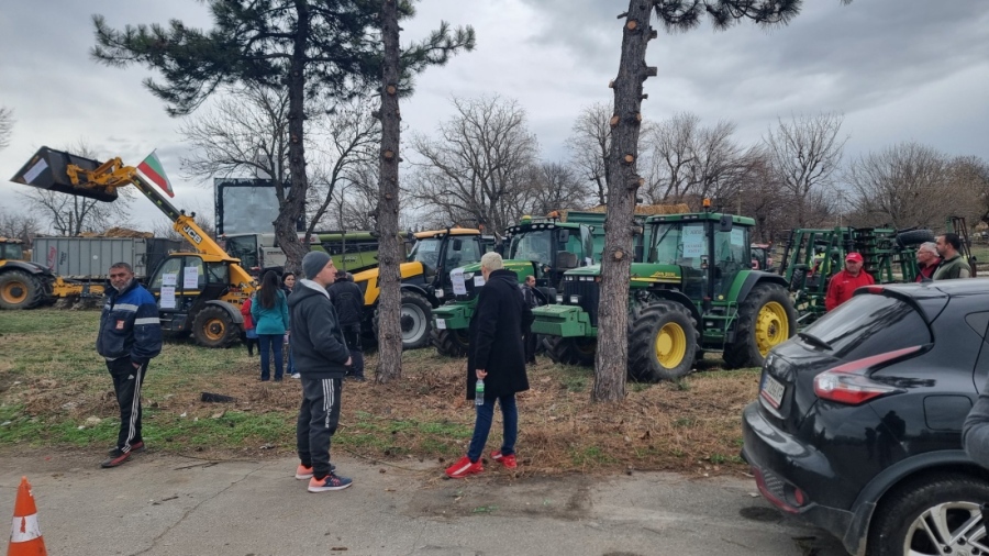 Земеделски протест блокира патя край Поликраище