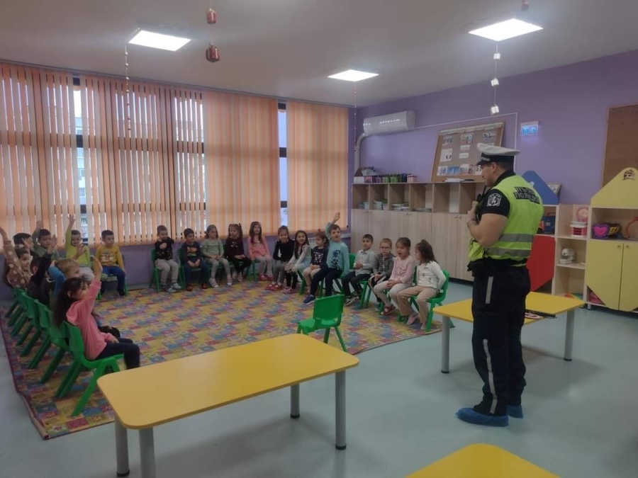 Децата от „Шареният замък“ се запознаха с полицейската професия
