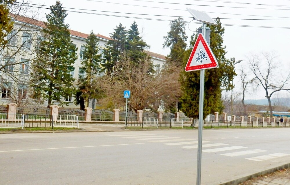 Община Лясковец монтира 16 светлоотразителни знака за безопасност на движението около училища и детски заведения