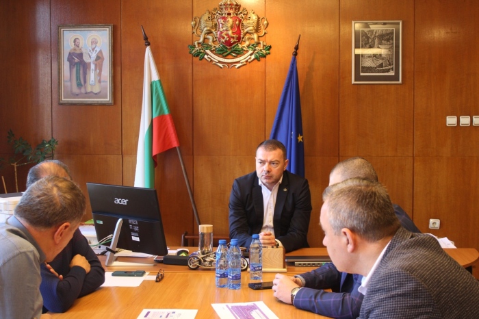 Развитието на Летището в Горна Оряховица бе коментирано на среща при областния управител