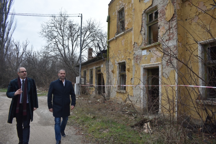 Димитър Николов пита министъра на транспорта за рушащата се сграда на гарата в Лясковец