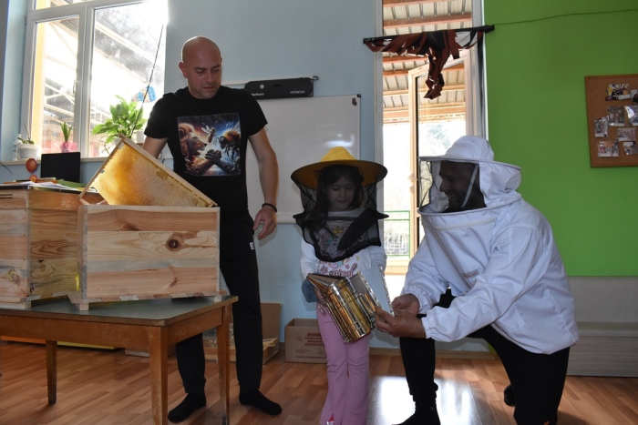 Колко са важни пчелите за хората и как стига медът до трапезата научиха децата на ДГ „Здравец” от майстори пчелари