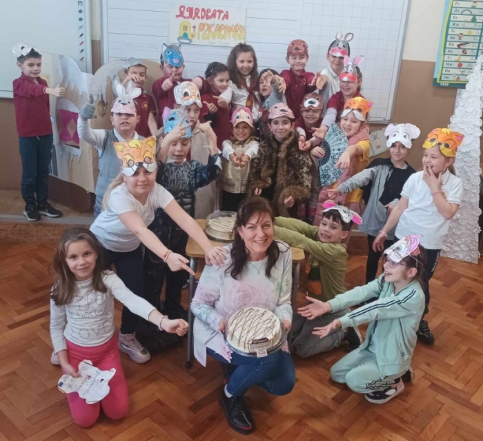 Първокласници на ОУ „Иван Вазов“ направиха драматизация на „Дядовата ръкавичка“ за деня на самодееца