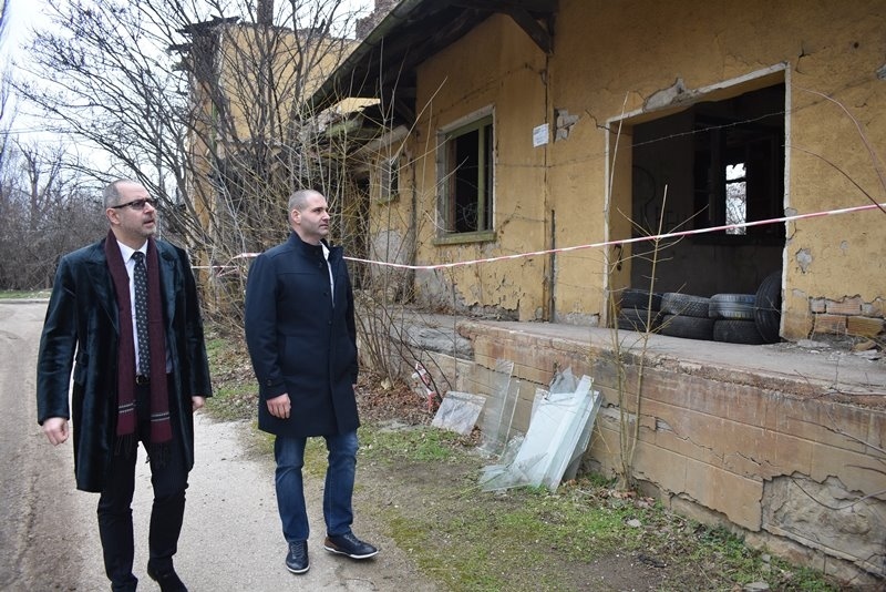 Държавата се ангажира да премахне опасната сграда на жп гара Лясковец след въпрос на Димитър Николов