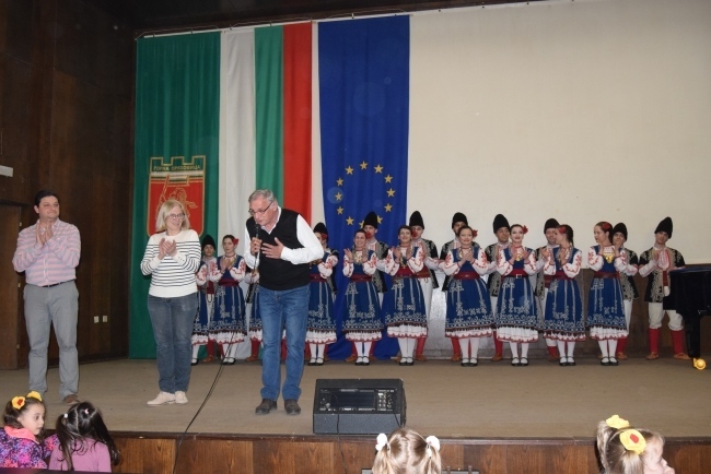 Две премиери направиха танцьори от НЧ „Братя Грънчарови – 2002“ в празничния концерт за Деня на самодееца