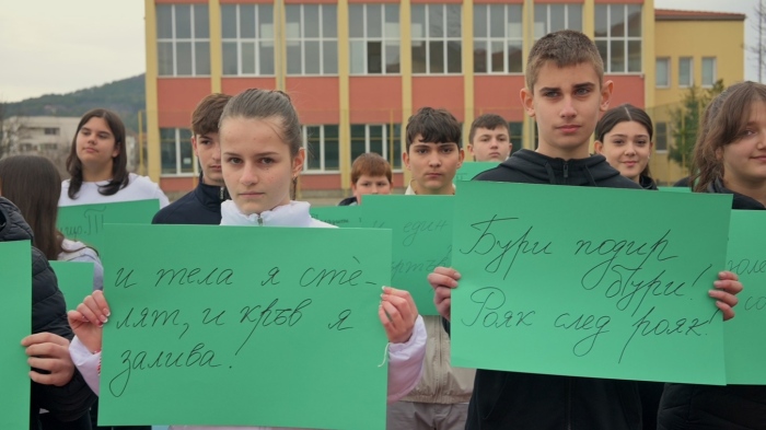 В навечерието на 3 март: Седмокласници от СУ „Георги Измирлиев“ построиха стих по стих „Опълченците на Шипка“
