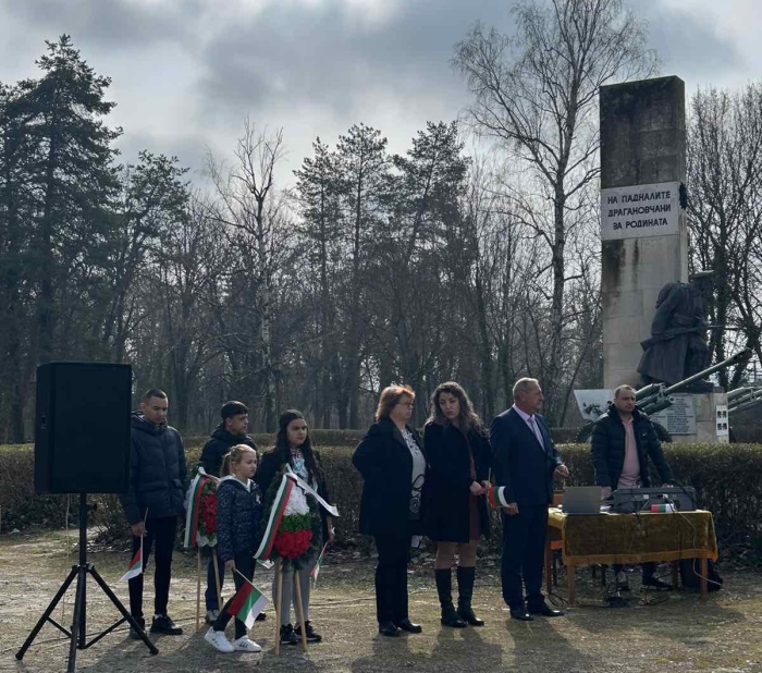 В Драганово отбелязаха националния празник с тържествен ритуал за поклонение пред героите на свободата