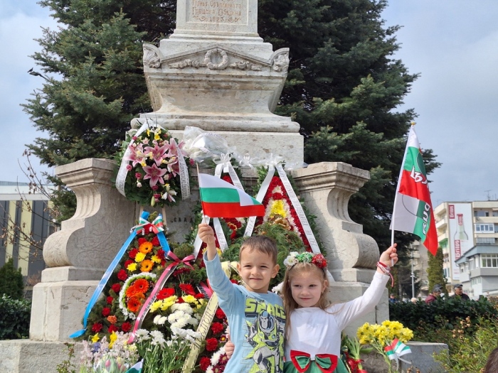 Стотици горнооряховчани доведоха децата си да сложат цвете за свободата на България