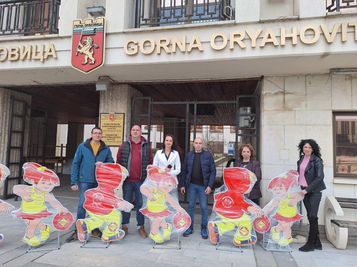 Сдружение „ЗА Горна Оряховица“ дари на Общината шест фигури за обозначаване на места с много пресичащи деца