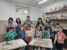 Малки творци от ДГ „Първи юни“ сами изработиха керамични бижута за своите майки