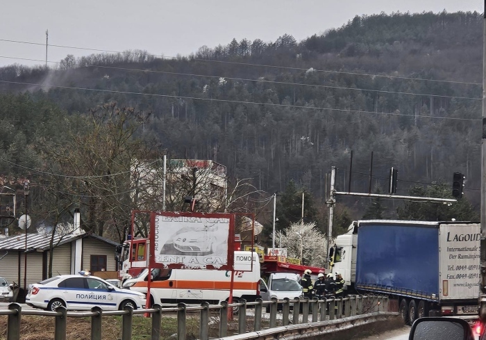 Катастрофа с пострадал затруднява движението в района на Хлебозавода във Велико Търново
