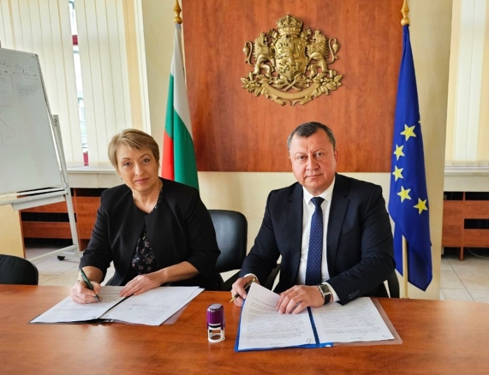 Кметът на община Павликени подписа два договора с МРРБ за финансиране на общински проекти