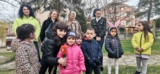 Пчеларите Иван Атанасчев и Мариян Явашев подариха медоносни дръвчета на ДГ „Здравец” и ги засадиха заедно с децата