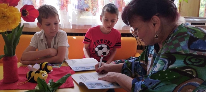 Таня Мезева и първокласниците Цветелин и Иван поведоха децата от ДГ „Щастливо детство” и ДГ „Божур” в чудния свят на книгата