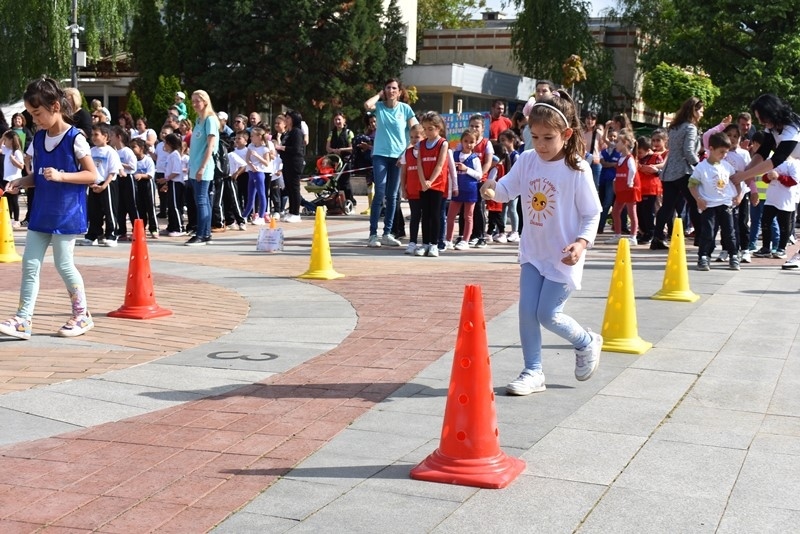 Деца спасяваха великденски яйца в центъра на Горна Оряховица