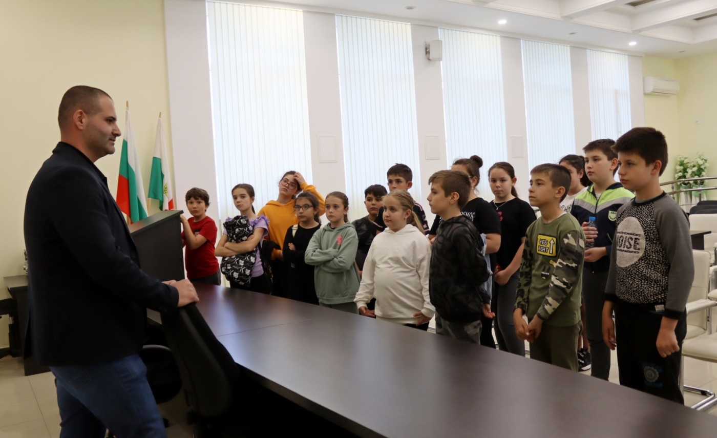 Четвъртокласници от НУ „Цани Гинчев“ учиха от кмета на Лясковец какво е местна власт и как се управлява община