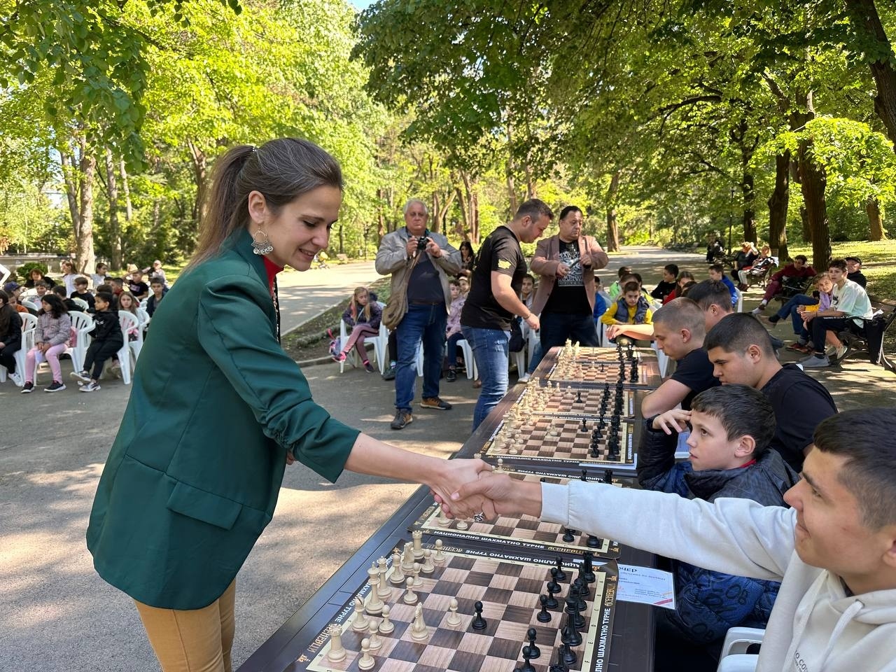 Шахматното турне „Асеневци” събра шахматисти от всички възрасти в градския парк на Попово, поздрави ги дядото и първи треньор на Нургюл Салимова