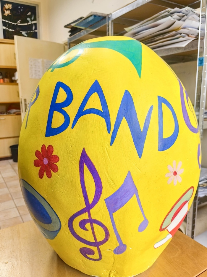 „Джуниър бенд“ пуска на търг огромно декоративно яйце, за да подпомогне участията си