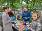 1500 яйца боядисаха доброволци на „Св. Мина“, ще се раздават с козунак след службата довечера в храма „Св. Три Светители“ в Горна Оряховица