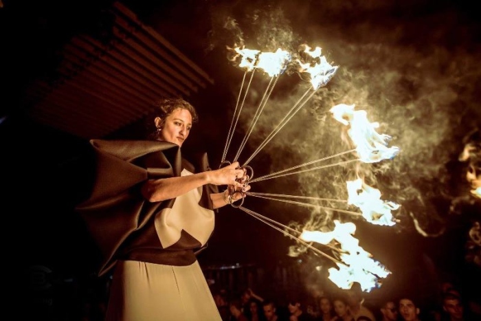 Във Велико Търново представят филм за танцово-театралното изкуство с огън в България