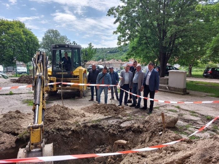 Стартираха дейностите по подмяната на захранващия водопровод към МБАЛ „Д-р Димитър Павлович“ в Свищов