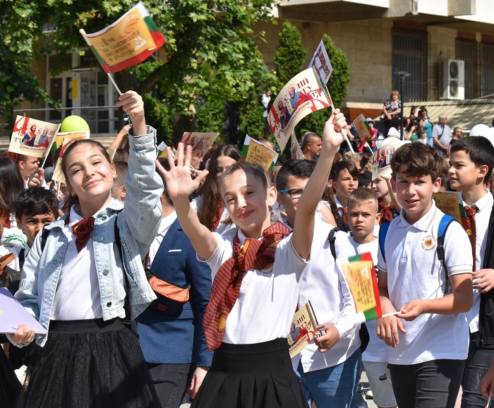 Над 3000 ученици, учители и дейци на културата преминаха в празнично шествие пред Общината в Горна Оряховица