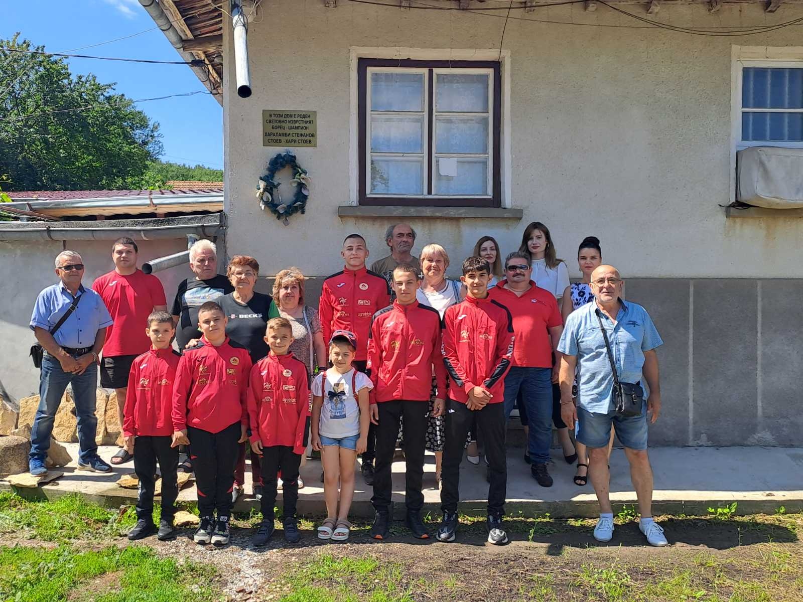 Венци пред родната къща на Хари Стоев в Горски горен Тръмбеш поставиха ...