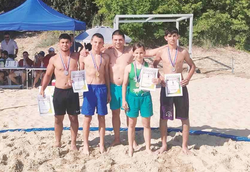 Брат и сестра Ангелови станаха шампиони от първото Държавно по плажна борба