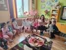 Зам.-кметът Петя Иванова чете приказка с деца от ДГ „Здравец“ в Горна Оряховица