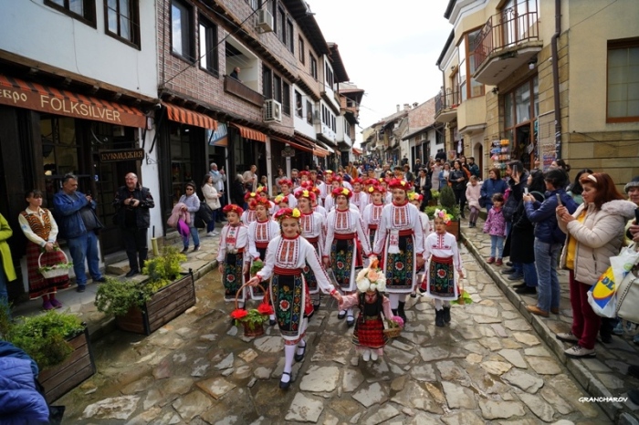 Лазарки наричаха за  здраве, берекет и любов на Самоводската чаршия