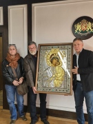 Наследници на обичани горнооряховски учители дариха препис на чудотворна икона от Бачковския манастир на Горна Оряховица 
