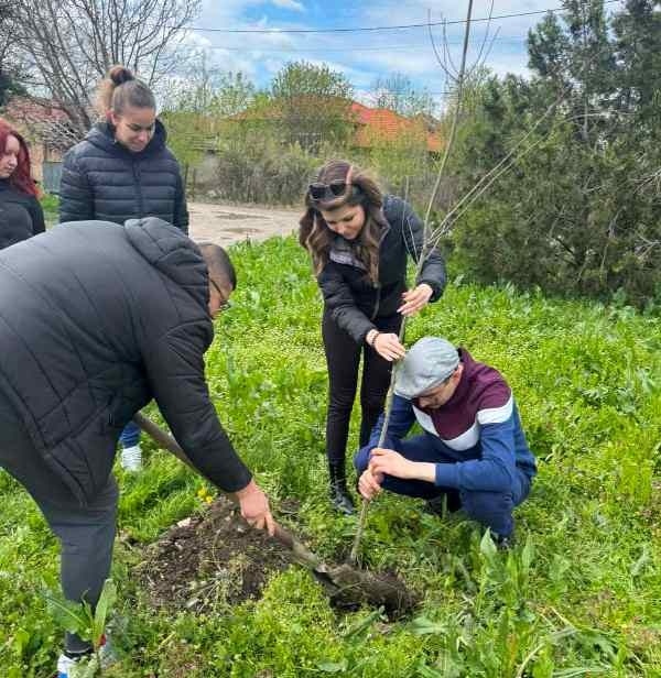 Младежи ГЕРБ – Горна Оряховица се включиха в Деня на Земята
