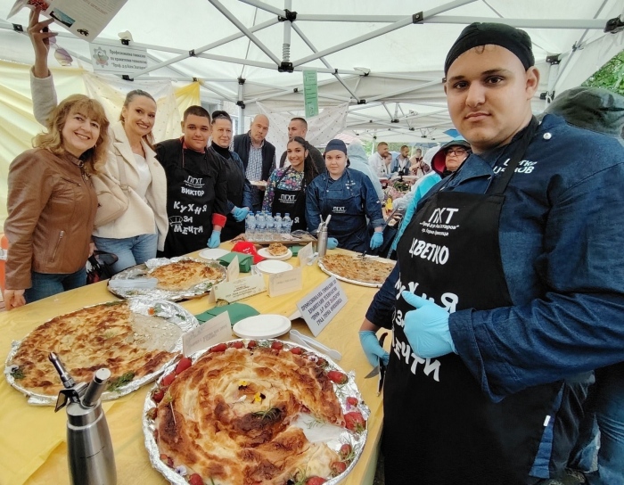 Баници с горнооряховски суджук, ревен и аспержи опитаха гостите на тазгодишния празник във Върбица