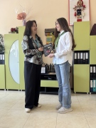 Ученичка дари издание с лично творчество на СУ „Георги Измирлиев“