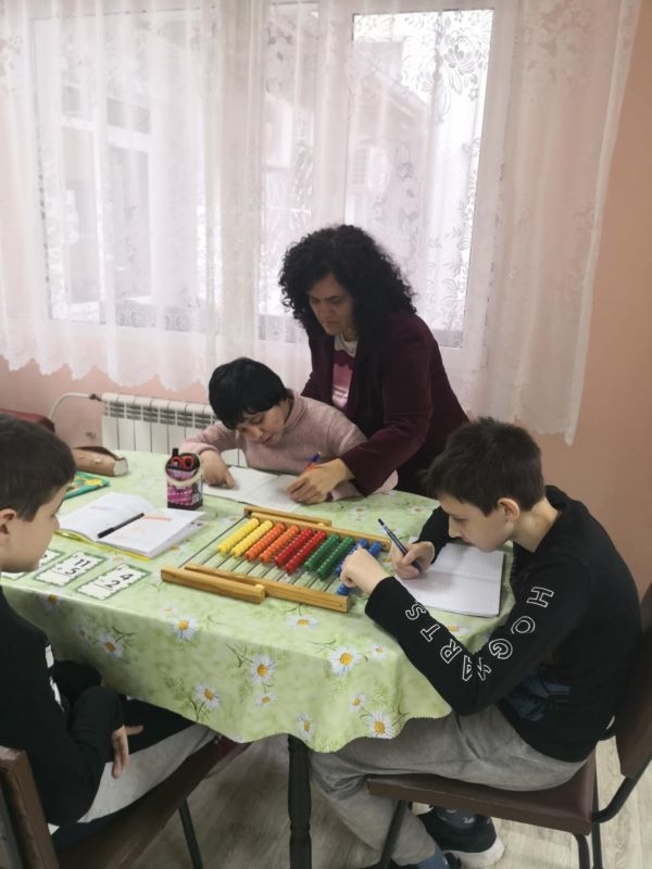 Специалните деца на Дневния център за деца с увреждания посрещат 1 юни