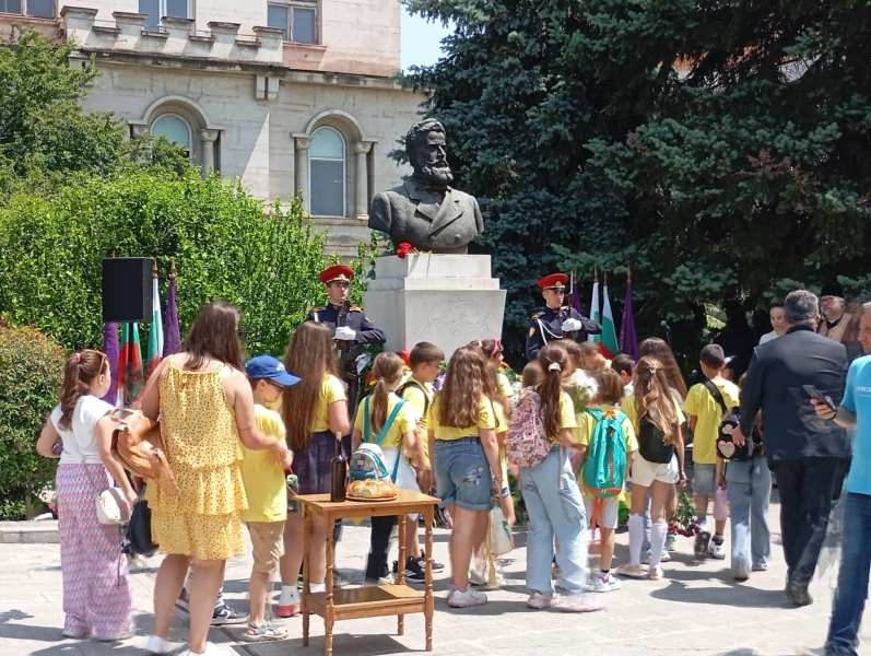 Във Велико Търново вой на сирени напомни за Ботев и делото му