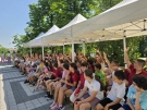 150 деца се забавляваха в урок на открито, усвоявайки шахматната игра