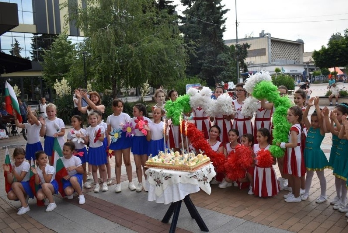 Плода на 12 месеца упоритост, труд и любов представиха мажоретен състав „Българче“ на годишния си концерт