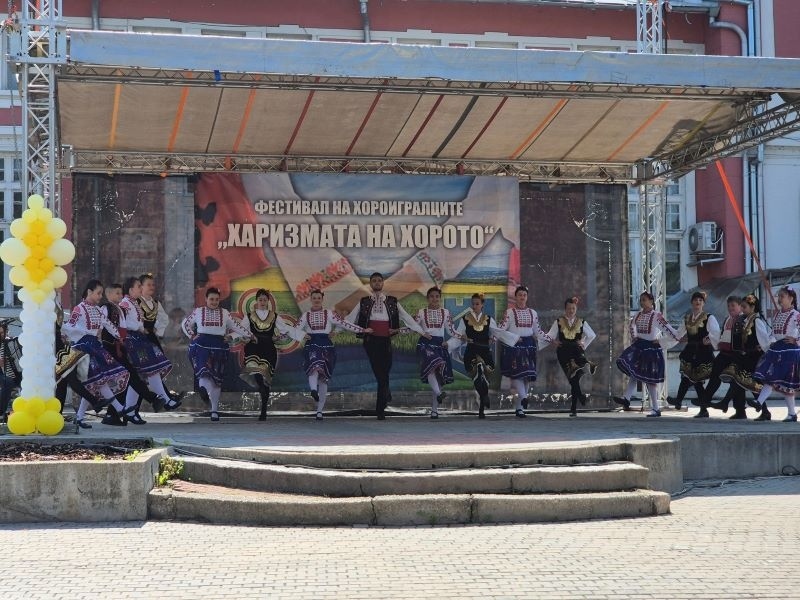 В четвъртия фестивал „Харизмата на хорото“ в Свищов взеха участие 18 състава