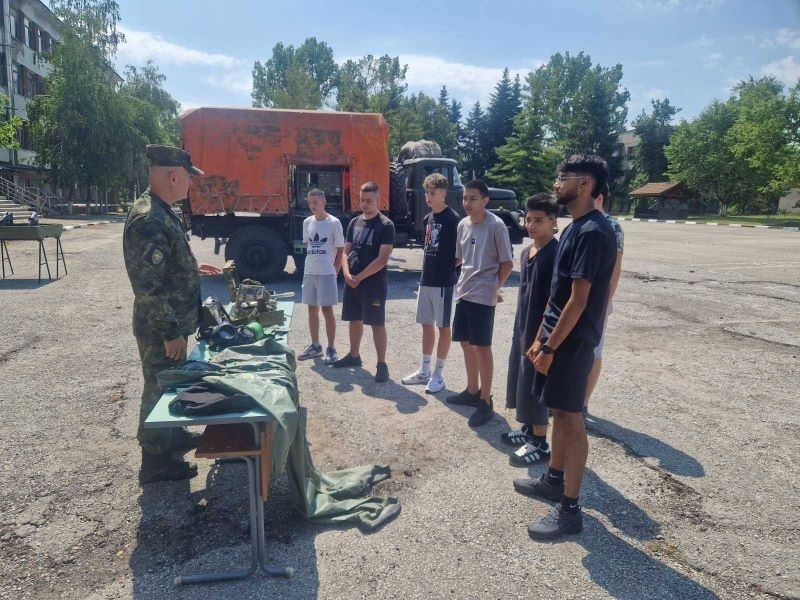 Ученици от ПТГ „Васил Левски“ посетиха Военно формирование 22790 в Горна Оряховица