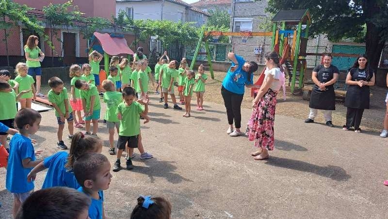 Бъдещите шеф готвачи от ПГХТ „Проф. д-р Асен Златаров“ срещнаха малките дегустатори от ДГ „Първи юни“