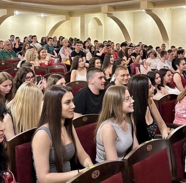 Зрелостници от две великотърновски училища получиха дипломите си