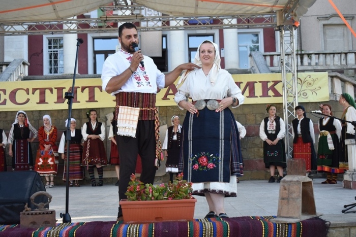 В Лясковец разтвориха живата книга с посланията на българските народни носия и шевица