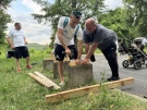 Доброволци обновиха пейки в градския парк в Стражица