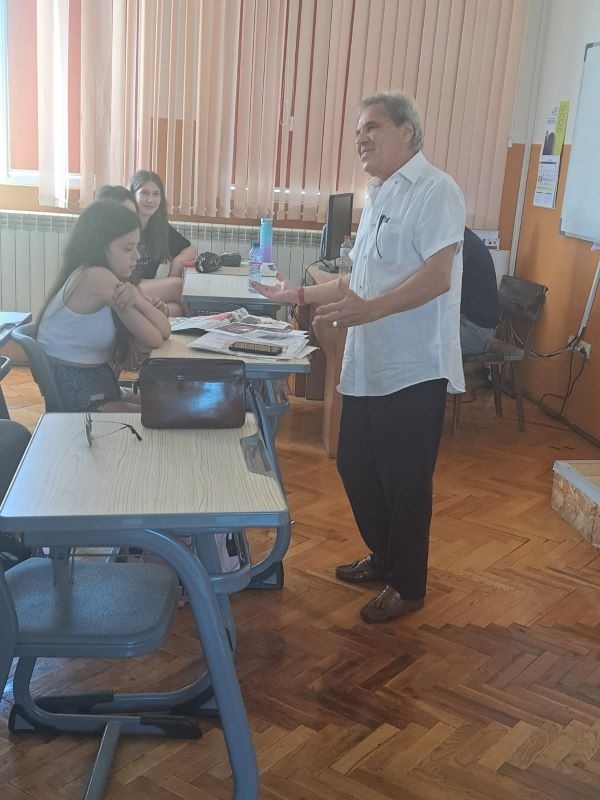 Перкусионистът Пламен Загоров разказа на ученици в ОУ „Иван Вазов“ за музиката извън петолинието