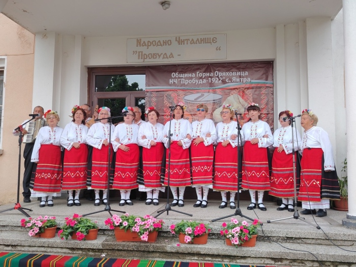 Самодейци от община Горна Оряховица и региона се надпяваха на мегдана в село Янтра и хапнаха вкусен боб по янтраджийски